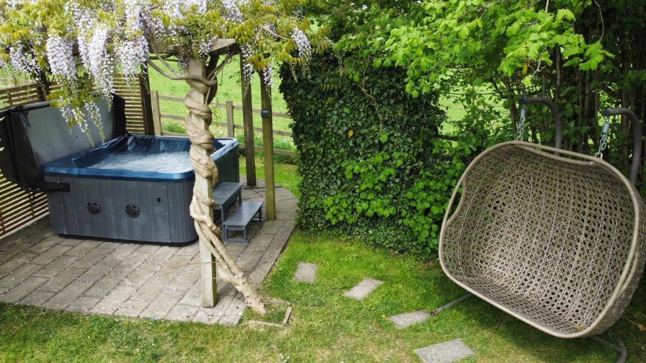 Wisteria View With Hottub & Cabin Sleeps 20 Chippenham  Exterior photo