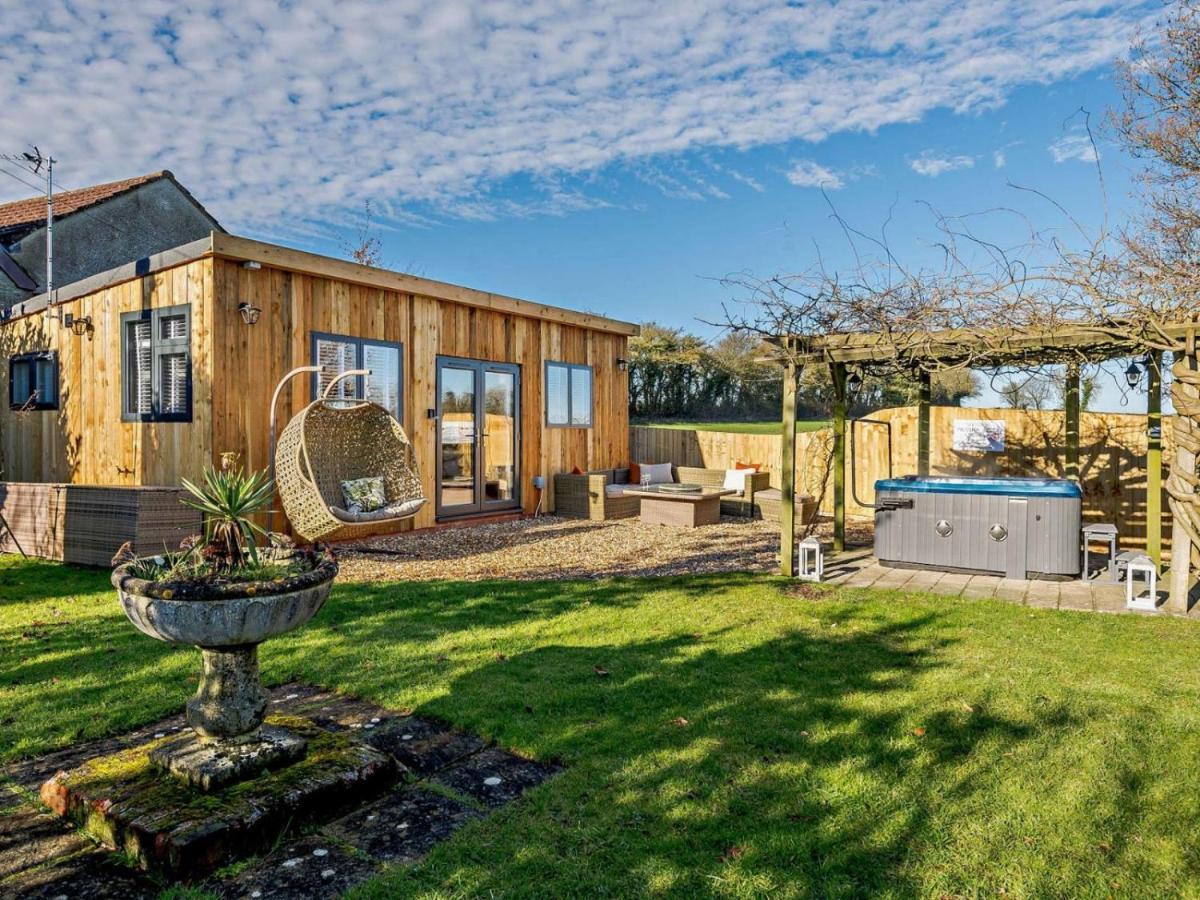 Wisteria View With Hottub & Cabin Sleeps 20 Chippenham  Exterior photo
